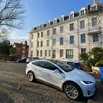 Easby Breakaways - **Modern Apartment 5 Mins From South Bay, Scarborough**